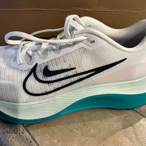 Brand new Nike zoom fly 5 size 11.